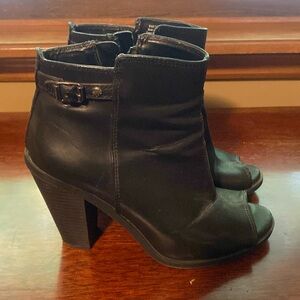 Black peep toe heeled boots | 7